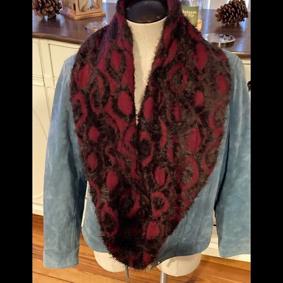 Red and black Scarf - Picture 2 of 4